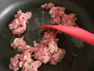 意式番茄蘑菇通心粉,下肉糜煸炒后