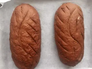 可可麻薯软欧包,放室温发酵大约1小时30分钟左右 发酵到原来大小的2倍左右 用锋利的刀片割出花纹