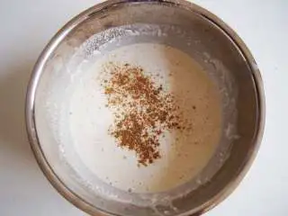 意酱鸡蛋卷饼,加入适量盐和五香粉，搅拌均匀