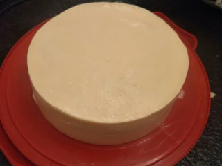 奶油生日蛋糕（无需抹面）,吹风机热风脱模，喜欢的话可以在上面做装饰，但我觉得不装饰就挺好看的了。