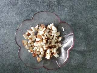 青椒香菇牛肉意面,也切碎丁