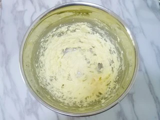 玛格丽特饼干,用打蛋器打发均匀，体积慢慢稍微膨大，颜色变浅，呈蓬松状态