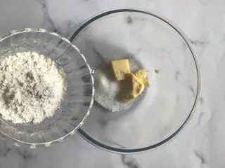 网红草莓脆皮泡芙,再加入低筋面粉