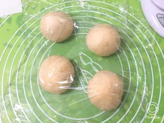 奶油夹心面包,分成四个剂子，盖上保鲜膜静置20分钟。