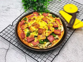 蔬菜火腿披萨,出锅，好香，看着就好有食欲啊！