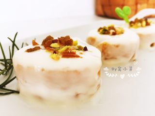 红薯酸奶小蛋糕,放上坚果碎就可以啦