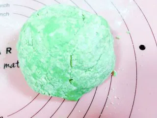 马卡龙色 高颜值汤饺系列@@ 猪肉大葱馅●麦穗饺,然后把全部面，捏在一起，成一个面团。现在它的皮肤是粗粗的，有点难看。因为它才被造出来，还不习惯这个造型，需要内部融合一下。