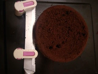 最经典浓郁巧克力奶酪蛋糕,这里蛋糕只要用上两片三片会太厚。