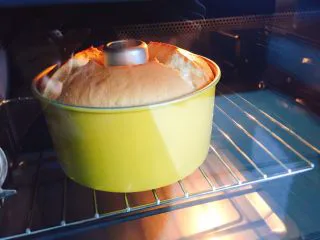 7寸中空戚风蛋糕(新手零失败),这个是烤好的状态