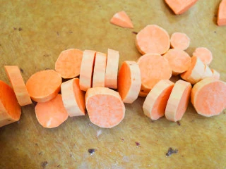 9个月以上辅食健康零食烤番薯片,切成这样的厚片,一定要切得均匀一点如果有厚薄那烤制时间会不同,一些熟了一些没熟或者烤焦了就不好了