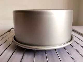 【无烤箱版】黑米蛋糕,蒸好以后不要急着拿出来 在锅里闷5分钟 然后倒扣冷却架上 完全冷却后切块