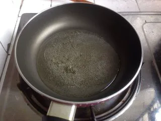 超柔软的棉花蛋糕,不粘锅里加入玉米油,小火加热至微沸。