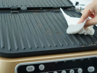 #东菱牛排机测评#爱是几分熟，我只要五分就好,做完第一块牛排我拿纸巾来擦一下烤板，烤的时候没有添加任何油，非常方便的清洁！ 