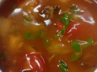 俄式酥皮 罗宋汤,调味 盐1调料勺糖 白糖4调料勺 放少许黑椒 勾入湿淀粉少许使汤有浓度 即可