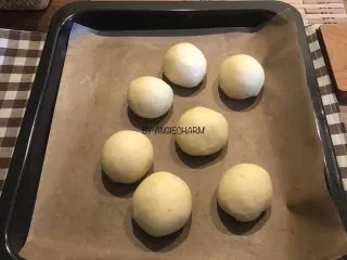 无油陈皮红豆馅小面包,放进烤箱里，底部放一小杯热水。天气10来度以下可能要开一开烤箱的发酵模式。总之，制造潮湿的30～38摄氏度的环境，进行最后发酵。