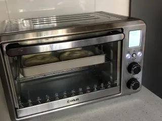 韩国草莓蛋糕,送入预热好的烤箱,中层、170度烤8-10分钟。