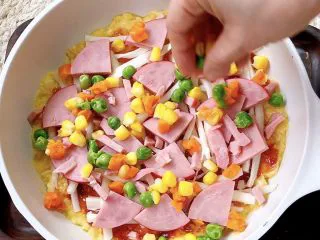 无需烤箱❗平底锅搞定菠萝披萨,铺上菠萝和蔬菜