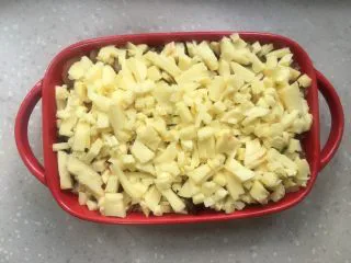 芝士培根焗饭,最后铺上一层厚厚的芝士碎。