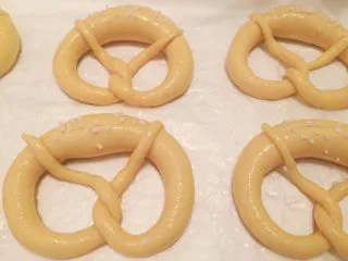 危险与美味并存一一德国碱水包,洒上烘焙盐（家里的粗盐也可以）