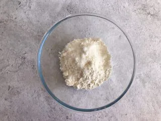 网红咸蛋黄饼干,低筋面粉中加入白糖和盐