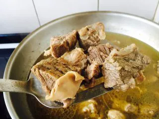 #食二星座# 罐焖牛肉(34图详细步骤),牛肉炖熟了。 判断牛肉炖熟的方法是用一只筷子戳牛肉块,筷子能很轻松地戳透牛肉块就熟了。