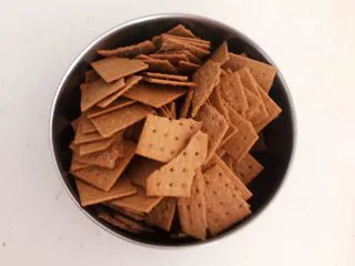 美味小零食 别样雪花酥,把饼干掰成小块