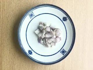 土豆苹果炖饭,洋葱切丁。其实最好用白皮洋葱，符合色调，而且这道菜对洋葱香味要求不是很大。