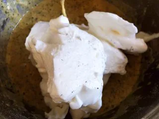 黑芝麻戚风蛋糕,烤箱140度预热10分钟。取1/3蛋白放入蛋黄糊中拌匀（不要画圈搅拌，以免消泡）