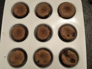 最“柔软”纸杯蛋糕☕—爆浆巧克力,蛋糕从冷藏拿出来。