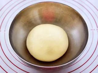 蜜豆酸奶华夫饼,把面团和成光滑具有扩展性的面团即可，无需揉出手套膜，盖上保鲜膜进行醒发。