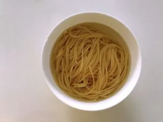 意大利面原来可以这样做，简单、营养、美味,待面条大约7-8成熟的时候，捞出用凉水冲一下让其冷却也可以放进冰水中，划散之后沥干水分淋入适量的橄榄油用筷子拌匀备用。