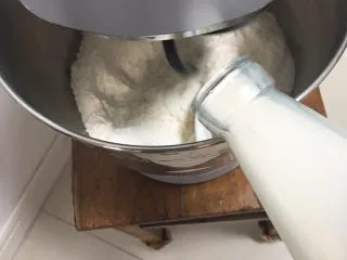 黑砖蜜豆吐司,启动厨师机搅拌后倒入冰牛奶。