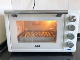 红豆沙小小酥,13、烤箱预热至150度上下火,放入烤盘烘烤20分钟后取出即可。