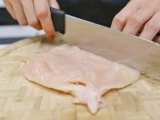 蓝带爆浆鸡排,把肌肉组织切碎