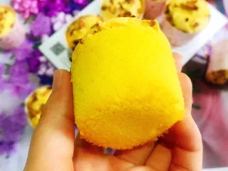 玉米面杯子蛋糕(少油少糖粗粮蛋糕),撕掉纸杯,金黄的小蛋糕,非常宣软