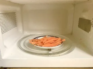 薯条的N种吃法,放微波炉叮两分钟。这时候去捞一眼油锅里的薯条,如果感觉开始边缘金黄,将薯条翻个身。