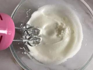 圣诞款红丝绒蛋糕,打至细腻加入第二次10g白砂糖,继续打发