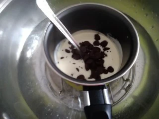 圣诞树根蛋糕,90克淡奶油隔热水加热,倒入巧克力豆搅拌至巧克力全部溶解,成巧克力酱