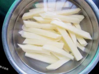 黑胡椒牛排，自制简单西餐,土豆去皮切成条，然后将土豆条在清水里冲洗一下