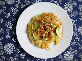 月半弯炒(拌)面,装盘。如若家里人口味不宜,口味较重的食客,可以在装盘后再加些辣椒油、泡椒碎、几滴酱油... ...