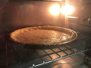 秘制芝心卷边披萨,烤箱预热170度5分钟，中层烤9分钟左右即可。