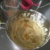 百利甜酒核桃磅蛋糕,此图就是添加了所有的全蛋液分后的状态,打发后的黄油面糊应该是体积膨大2-3倍,颜色发白,并且很润滑很有光泽的感觉,状态感觉更像是冰淇淋那种质