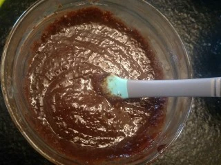 来自冬天的温暖—重芝士布朗尼蛋糕,搅合搅合。这个时候巧克力状态稍微有一点难看没关系的