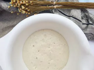 当主食一次可以吃三个的法棍面包,面团体积变大,表面有大量小气泡就可以了。