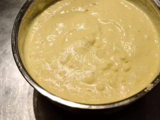 法式咸派【魔法蛋糕】,这时候的面糊表面一层浮起的是蛋白,下面是液体的面糊。烤好后可以自动形成分层靠的就是面糊的这种分层