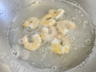 一次发酵——虾仁牛肉肠披萨,锅中烧水，水开放入虾仁煮2分钟。