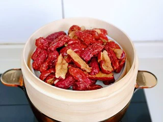红糖枣糕别在外面买了~自己在家做~健康无添加,首先将红枣去核,隔水蒸熟。(食材中红枣的重量是去核后的量)