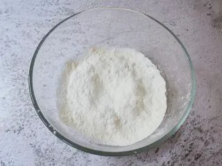 红枣派（雪燕五红丸）,先制作派皮，把低筋面粉过筛