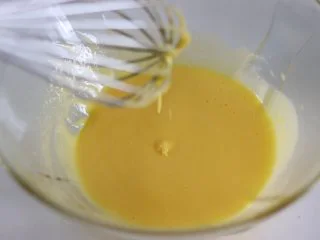 瑞士蛋糕卷之雪融蛋糕,做圣诞应景美食,鸡蛋加入细砂糖。 搅拌均匀,且颜色发白的状态。