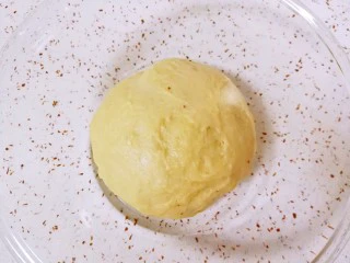 果酱辫子面包,和好的面团从面包机里面取出，整好形放入玻璃盆，盖上保鲜膜发酵一个半小时(家里有暖气，室温27-28度)。